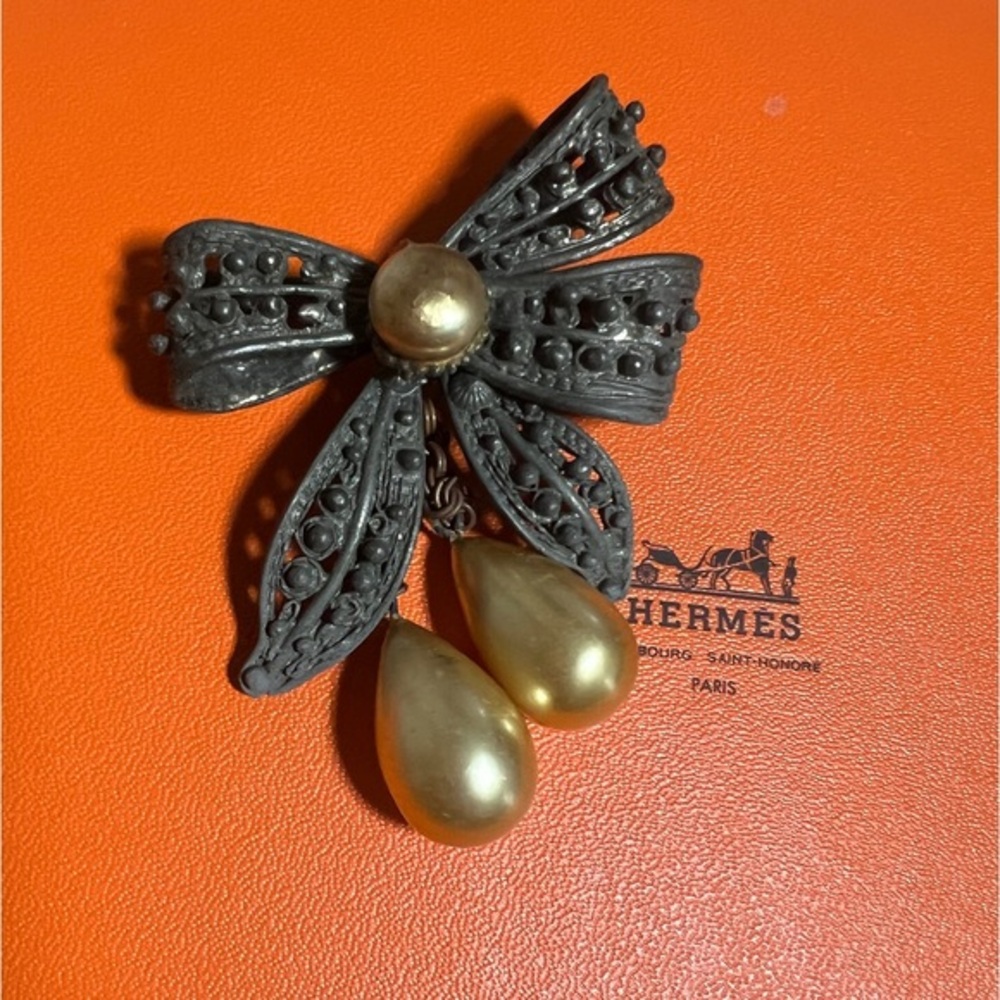 Vintage Art Nouveau Style Textured Bow‎ & Dangling Pearls Brooch Pin Large